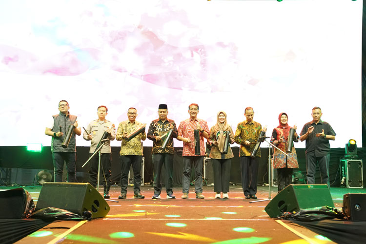 Wakil Ketua DPRD Jatim, Sri Wahyuni meluncurkan program CUAN, sebuah kanal aspirasi baru bagi masyarakat untuk menyampaikan keluhan dan aspirasi langsung kepada wakil rakyat. (Foto: Dok Humas DPRD Jatim)