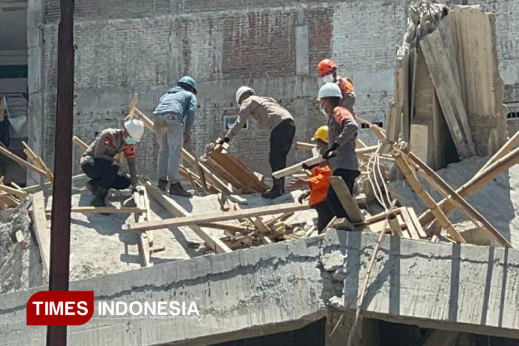 Proses-evakuasi-korban-Ponpes-Al-Khoziny-Sidoarjo-c-1.jpg