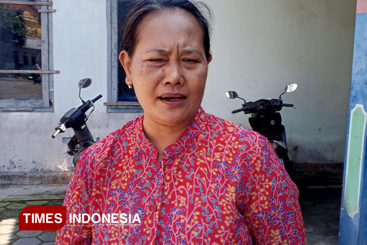 Guru Kitab Ratno Eko Wiyanti asal dari Dusun Sumberan, desa Ambulu, kecamatan Ambulu, yang terima insentif guru ngaji. (Foto : M. Abdul Basid / TIMES Indonesia)