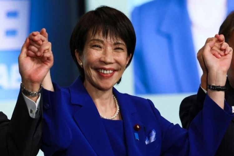 Pemimpin Partai Demokrat Liberal yang baru terpilih, Sanae Takaichi, merayakan kemenangannya dalam pemilihan ketua di Tokyo pada hari Sabtu. (FOTO: The Japan Times/ AFP).