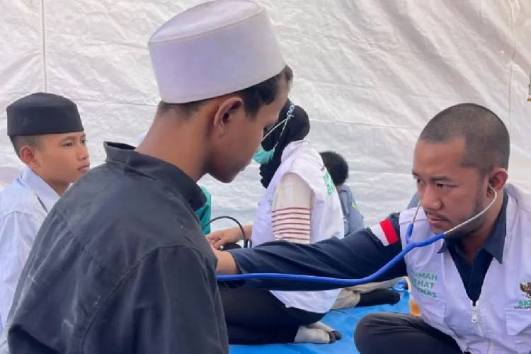 Santri menerima layanan kesehatan gratis di posko yang disediakan oleh Badan Amil Zakat Nasional (Baznas) RI di Pondok Pesantren Al Khoziny, Buduran, Sidoarjo, Jawa Timur. ANTARA