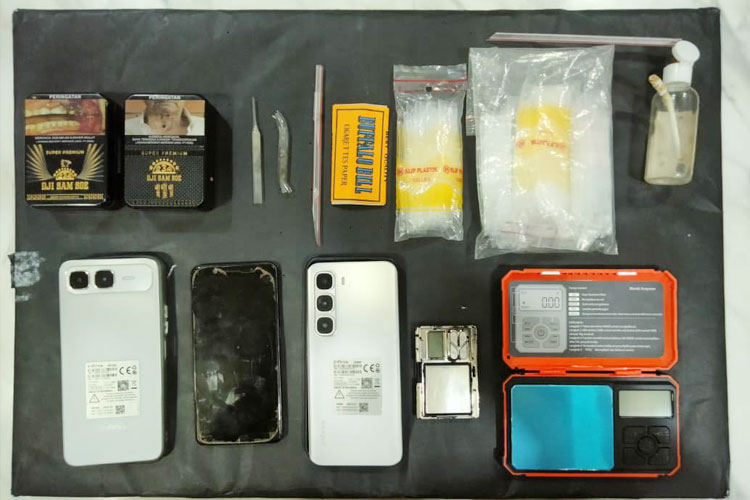 Sejumlah-barang-bukti-sabu-2.jpg