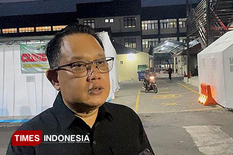 Sekda Provinsi Jatim, Adhy Karyono saat ditemui di RS Bhayangkara, Surabaya, Sabtu (4/10/2025). (FOTO: Siti Nur Faizah/TIMES Indonesia)