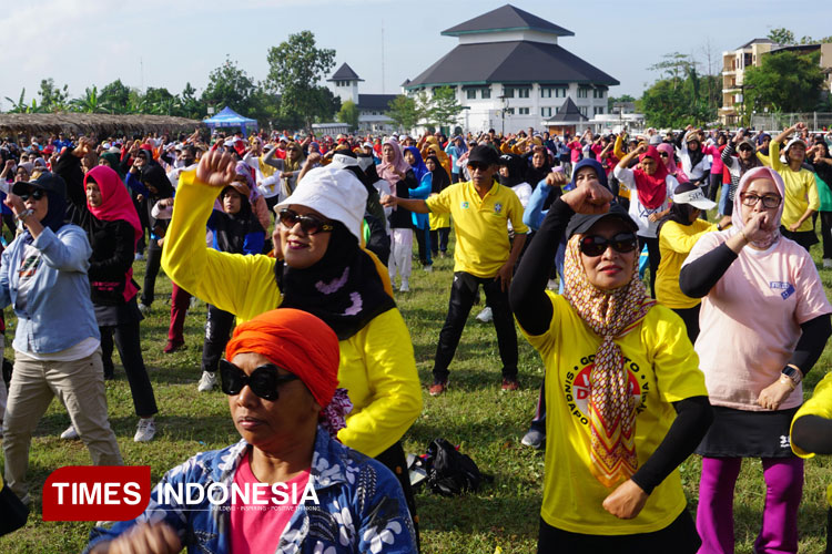Ribuan warga Kota Yogyakarta mengikuti kegiatan Senam Sehat Sak Obahe di Embung Giwangan. (FOTO: Riyadi/TIMES Indonesia)