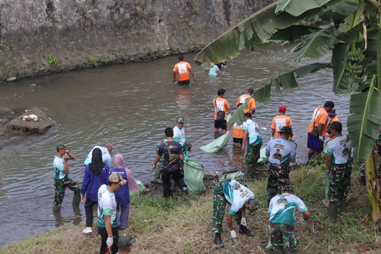 Aksi Nyata Jaga Lingkungan Kota Yogyakarta, Ribuan Benih Ikan Dilepas di Sungai Code