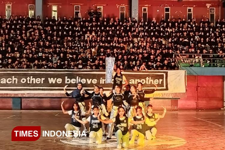 Suporter-tim-Smapa-Madiun-menyemarakkan-arena-Tetra-Cup-2025-di-GOR-Wilis-b.jpg