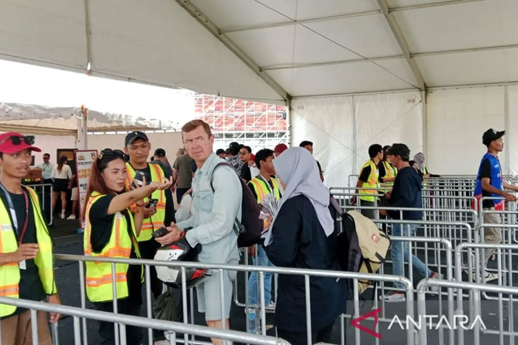 Antusiasme penonton MotoGP memasuki Sirkuit Mandalika di Kabupaten Lombok Tengah, Nusa Tenggara Barat (NTB), Sabtu (4/10/2025). (FOTO: ANTARA/Nur Imansyah)
