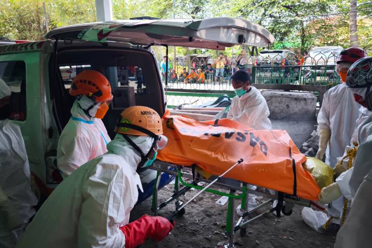 Tim SAR gabungan saat melakukan evakuasi korban Ponpes Al-Khoziny Sidoarjo ke RS Bhayangkara Surabaya untuk dilakukan identifikasi lebih lanjut (FOTO: Dok. SAR Surabaya)