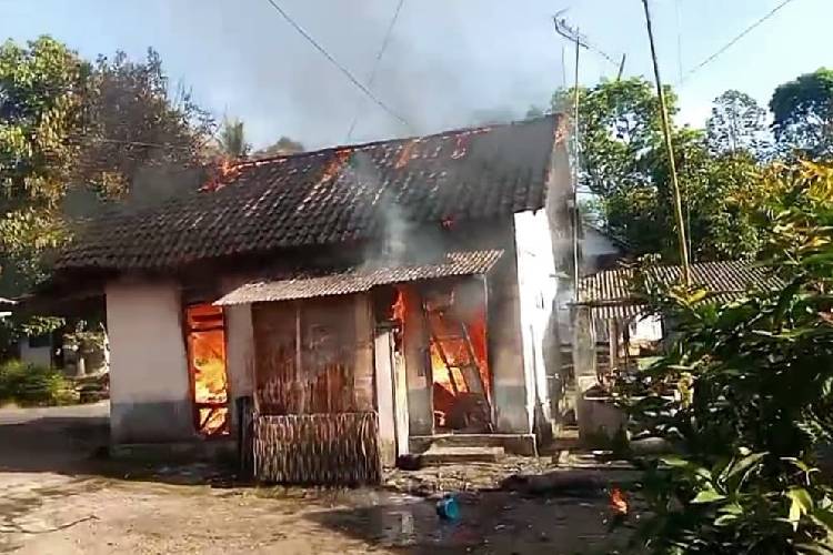 Toko Sembako di Banyuwangi Ludes Terbakar, Istri Pemilik Alami Luka Bakar
