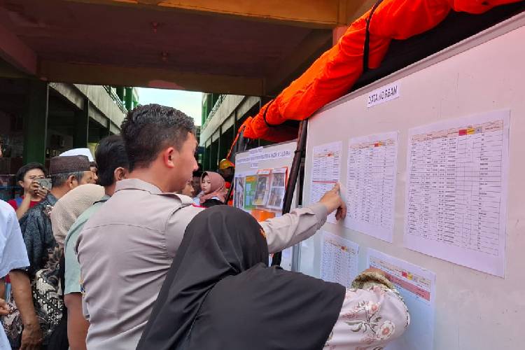 Wali-Santri-melihat-data-korban-C.jpg