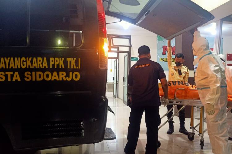 Ambulans Poliklinik Polresta Sidoarjo Antarkan Korban ke-9 Runtuhan Ponpes Al Khoziny