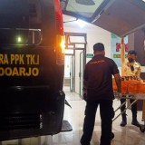 Ambulans Poliklinik Polresta Sidoarjo Antarkan Korban ke-9 Runtuhan Ponpes Al Khoziny