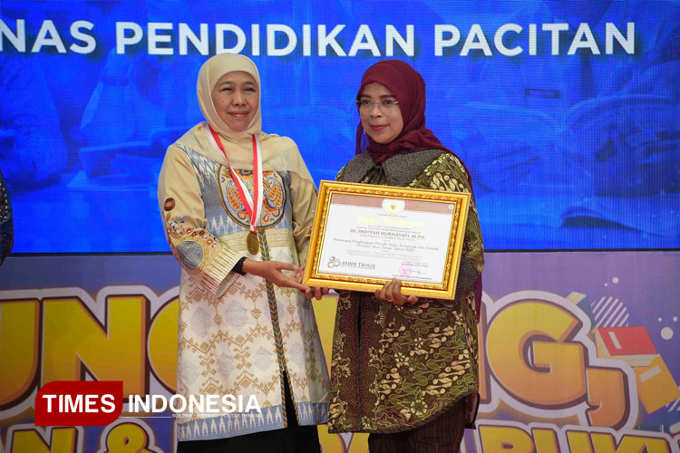 Kepala Cabang Dindik Wilayah Pacitan Dr Indiyah Nurhayati menerima penghargaan penulis buku terbanyak dari Gubernur Jawa Timur Khofifah Parawansa. (FOTO: Dindik Jatim for TIMES Indonesia)