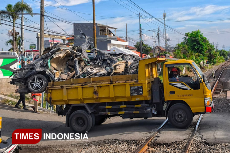 Penampakan Mobil Mercy Dievakuasi dari Reruntuhan Ponpes Al-Khoziny