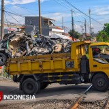 Penampakan Mobil Mercy Dievakuasi dari Reruntuhan Ponpes Al-Khoziny