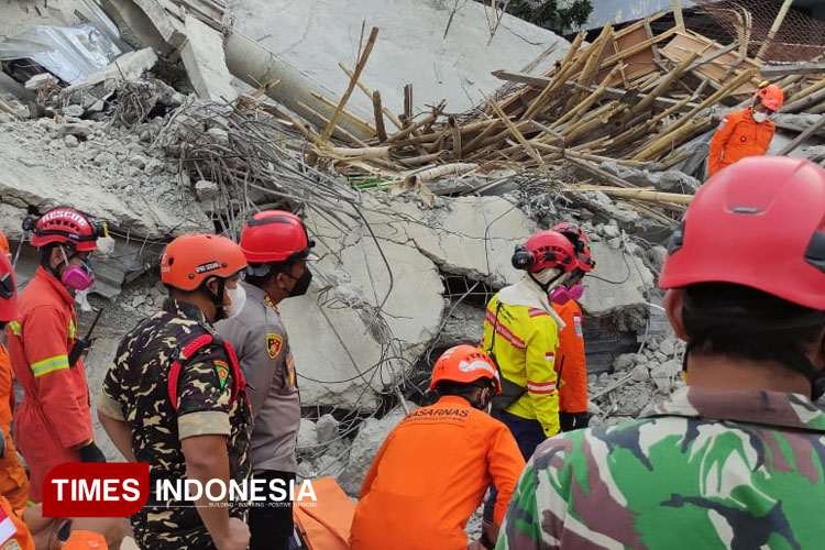 Kapolresta Sidoarjo Kombes Pol Christian Tobing memantau petugas gabungan evakuasi reruntuhan Pondok Pesantren (Ponpes) Al Khoziny, Buduran, Sidoarjo. (Foto-foto: Rudi Mulya/TIMES Indonesia)