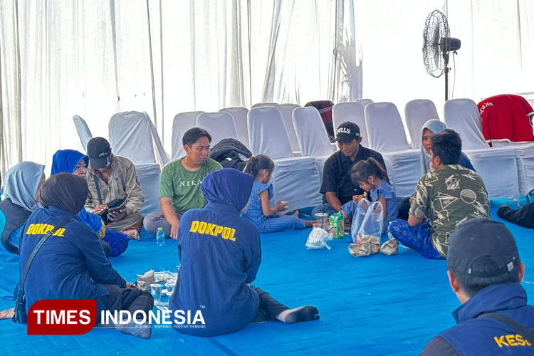 Duka di RS Bhayangkara, Keluarga Menanti Kepastian Korban Tragedi Ponpes Al-Khoziny