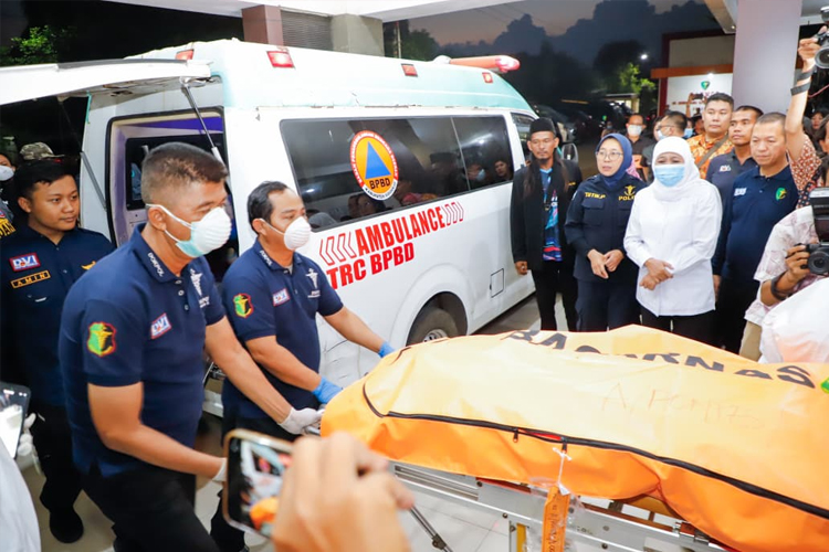 Gubernur Khofifah saat meninjau Posko DVI di RS Bhayangkara Surabaya, Jumat (3/10/2025).(Dok.Humas Pemprov Jatim)