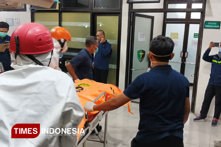 Jenazah ke-12 korban Ponpes Al-Khozny sampai di RS Bhayangkara dan segera dimasukkan ke ruang pemeriksaan oleh petugas. (Foto: Luluk Listini/TIMES Indonesia)