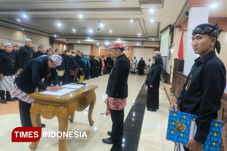 Wali Kota Probolinggo saat melakukan Mutasi Pegawai Pemkot. (FOTO: Sri Hartini/TIMES Indonesia)