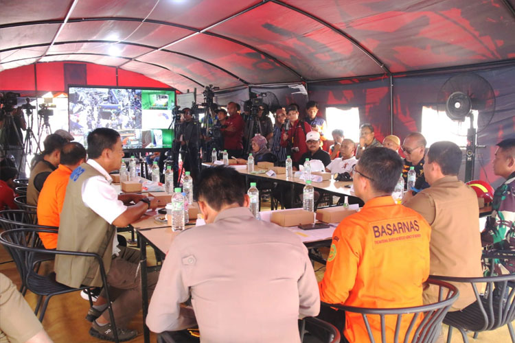 memimpin-rapat-Tim-SAR-Gabungan-2.jpg
