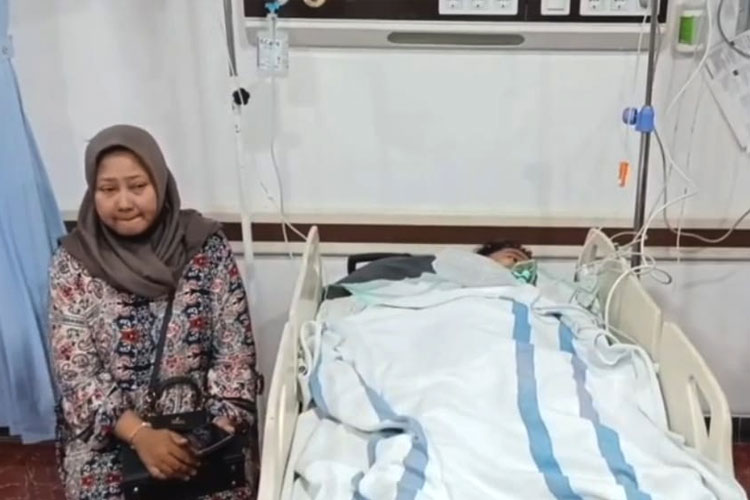 Syehlendra Haical R.A. (13), korban selamat dari insiden ambruknya musala Ponpes Al-Khoziny menjalani perawatan medis di RSUD RT Notopuro Sidoarjo (FOTO: istimewa)