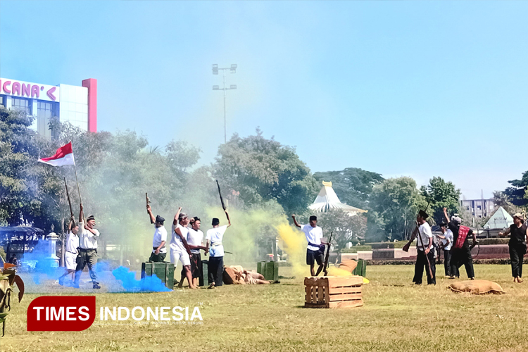 Aksi teatrikal oleh komunitas FKS di halaman monumen Tugu Pahlawan, Surabaya, Minggu (5/10/2025). (Foto: Della Nur Khofiah/TIMES Indonesia)