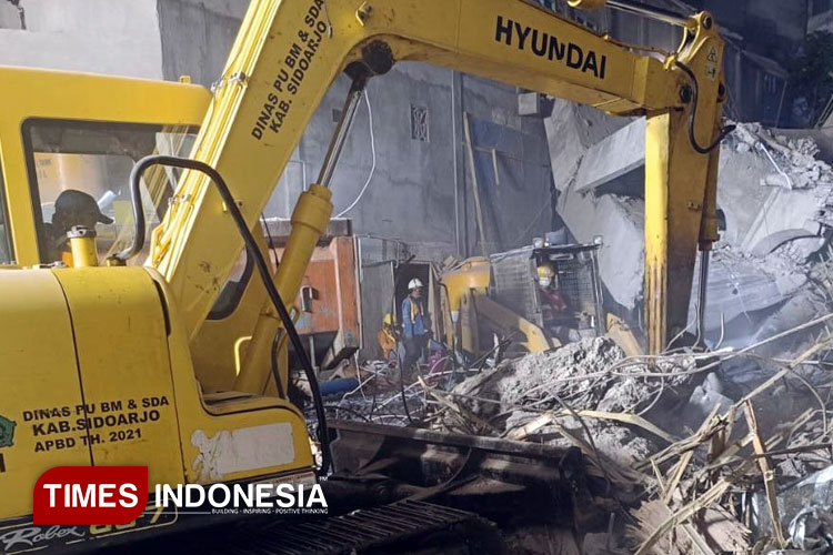 Alat-berat-bantuan-HIPMI-Sidoarjo-a.jpg