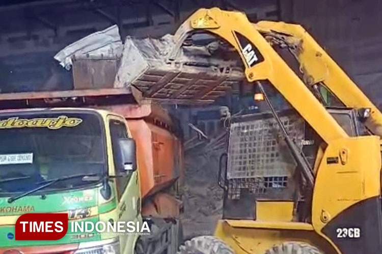 HIPMI Sidoarjo Turunkan Alat Berat Bantu Percepatan Evakuasi Korban Tragedi Al Khoziny