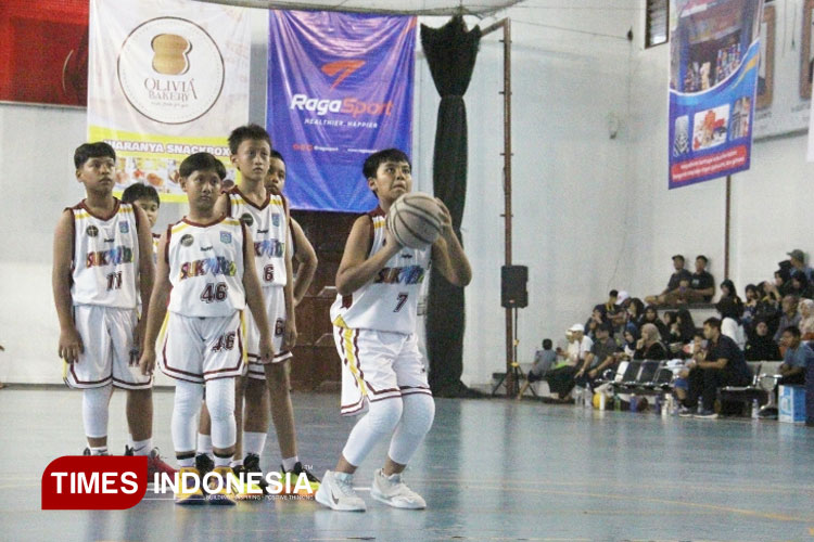 Para pemain salah satu sekolah saat pemanasan. (Foto: Yobby/TIMES Indonesia)