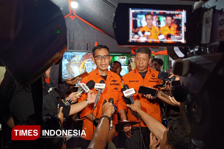 Direktur Operasi Basarnas, Laksamana Pertama TNI Yudhi Bramantyo saat memberi keterangan pers kepada jurnalis di Posko informasi tragedi Ponpes Al Khoziny (FOTO: Rudi Mulya/TIMES Indonesia)