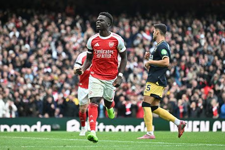 Bukayo Saka mencetak gil dari titik penalti untuk membantu Arsenal menang 2-0 atas west Ham United di lanjutan Liga Inggris, MINGGU (5/10/2025). (FOTO: ARSENALFC)