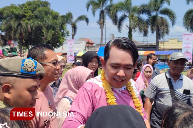 Bupati Jember Muhammad Fawait saat menyapa masyarakat langsung di kecamatan Jenggawah. (Foto: M. Abdul Basid/TIMES Indonesia)