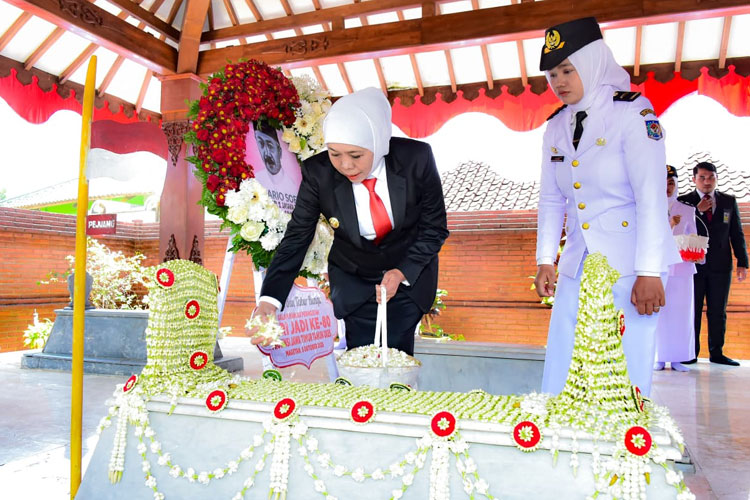 Jelang HUT ke-80 Jatim, Gubernur Khofifah Ziarah ke Makam Gubernur RMTA Soerjo