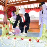 Jelang HUT ke-80 Jatim, Gubernur Khofifah Ziarah ke Makam Gubernur RMTA Soerjo