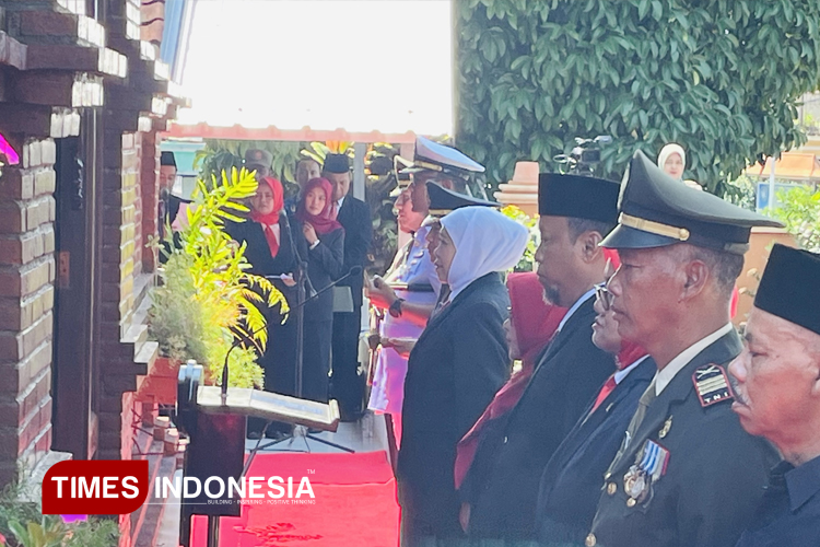 Peringati Hari Jadi Jatim ke-80, Gubernur Khofifah Ziarah ke Makam Gubernur Suryo di Magetan