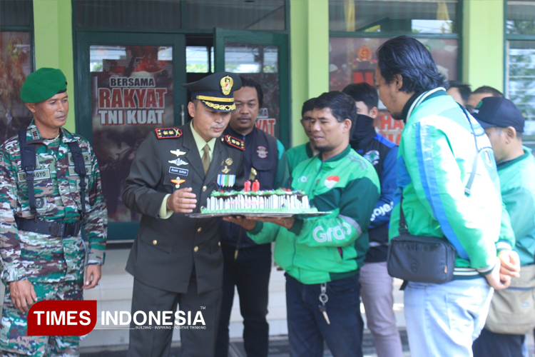 Driver Ojol Rayakan HUT ke-80 TNI Bersama Kodim Majalengka