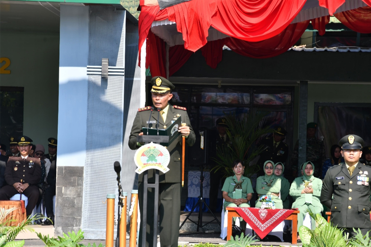 Dandim Ponorogo Letkol Inf Dwi Soerjono saat memberikan sambutan di upacara peringatan HUT ke-80 TNI. (Foto:Humas Kodim Ponorogo)
