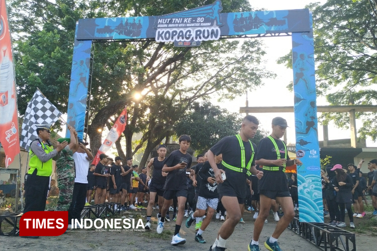 Para peserta Kopag Run dilepas di garis start. Fun Run yang digelar dalam rangka memperingati HUT ke-80 TNI. (foto: Yobby/TIMES Indonesia)