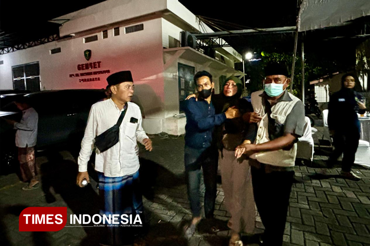 Di Balik Peti Jenazah, Tangis Ibu Menjemput Jasad Putranya Korban Ponpes Al Khoziny