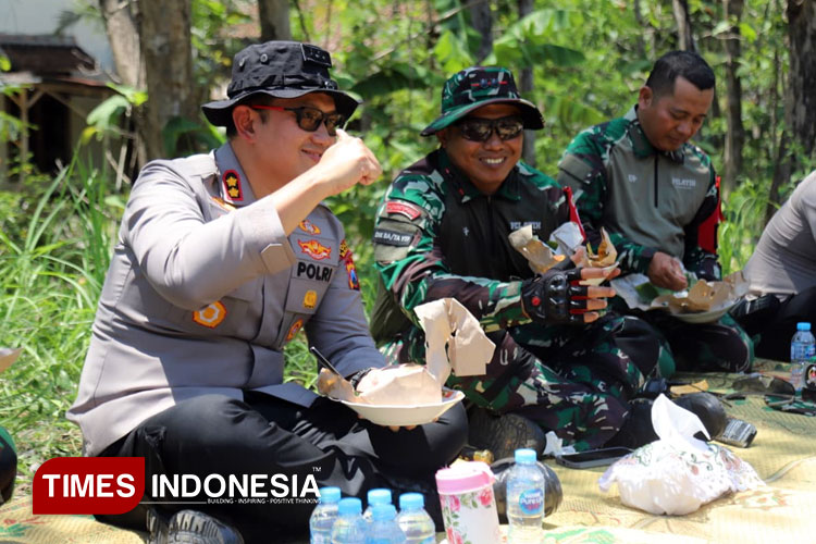 Momen-Kapolres-Magetan-bersama-rombongan-PJU-mendatangi-hutan-Desa-Pendem-a.jpg
