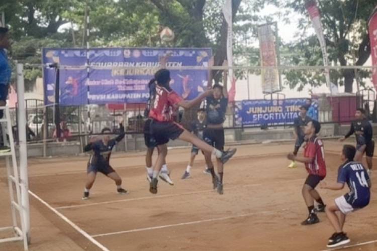 PBVSI Ponorogo gelar Kejurkab Voli Kelompok Umur 2025 di lapangan voli Pramuka. (Foto: Kominfo Ponorogo)