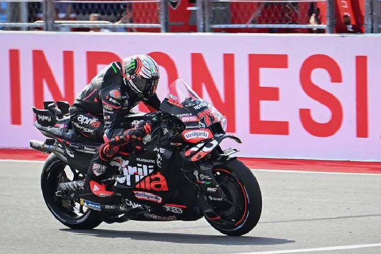 Pembalap Aprilia Racing Marco Bezzecchi saat memasuki garis finis dalam sesi Sprint Race MotoGP Indonesia 2025 di Sirkuit Internasional Pertamina Mandalika, Lombok Tengah, Nusa Tenggara Barat, Sabtu (4/10/2025).   (ANTARA FOTO/Aditya Pradana Putra)