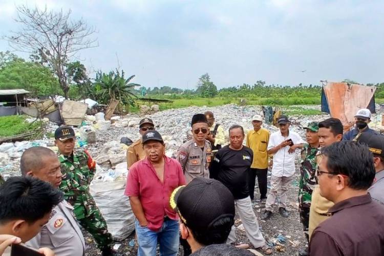 Pemerintah Kecamatan Sindang Jaya melakukan penutupan terhadap lokasi lapak limbah ilegal yang telah mengakibatkan peningkatannkasus ISPA di Kabupaten Tangerang. (Foto: ANTARA/Azmi Samsul M)