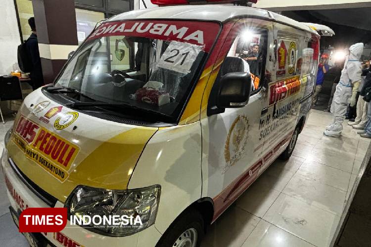 11 Jenazah korban tragedi robohnya musala di Pondok Pesantren Al-Khoziny tiba di RS Bhayangkara, Minggu dini hari (5/10/2025). (Foto : Zisti Shinta/TIMES Indonesia)