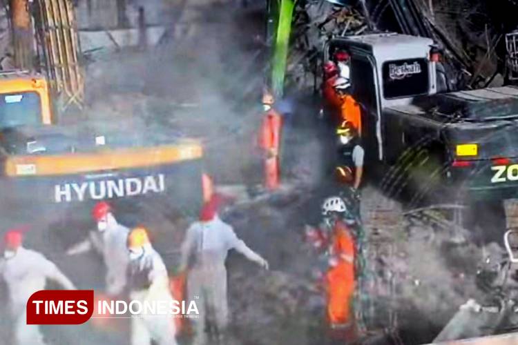 Tim SAR Gabungan saat mengevakuasi jenazah korban dari reruntuhan bangunan musalah Ponpes Al Khoziny (Rudi Mulya/TIMES Indonesia)
