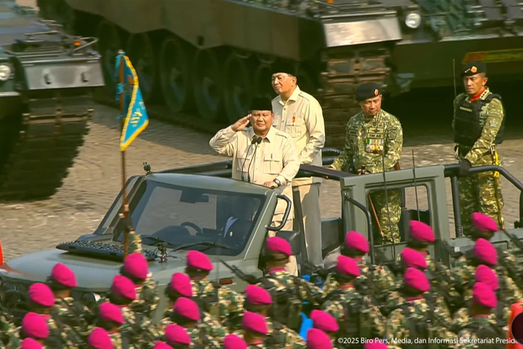 Presiden Prabowo Subianto saat melakukan pengecekan pasukan pada Upacara HUT ke-80 TNI di Monas. (FOTO: Youtube Sekretariat Presiden)