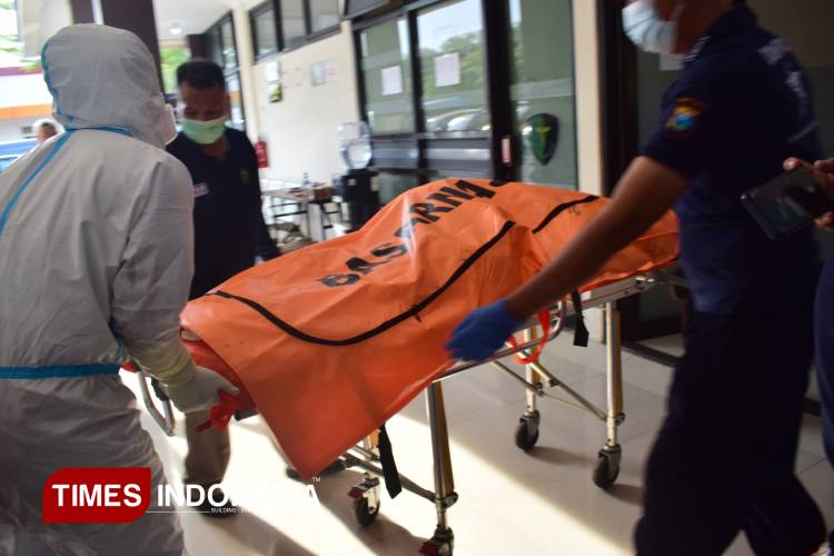 RS Bhayangkara Polda Jatim, Minggu (5/10/2025) menerima kiriman jenazah 37 korban robohnya bangunan Ponpes Al Khoziny. (Foto-foto: Hamida Soetadji/TIMES Indonesia)