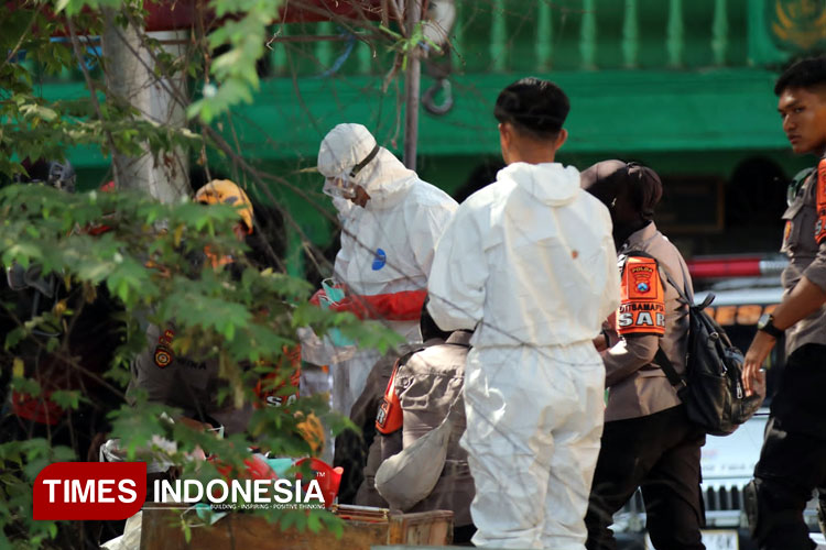 Tim-SAR-gabungan-saat-evakuasi-jenazah-santri-a.jpg