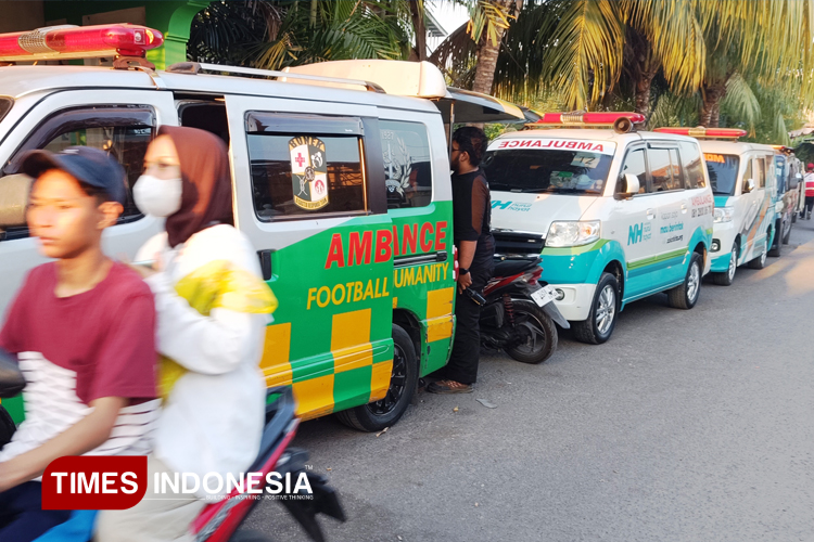 Deretan Ambulans yang Tak Pernah Tidur di Sekitar Ponpes Al Khoziny